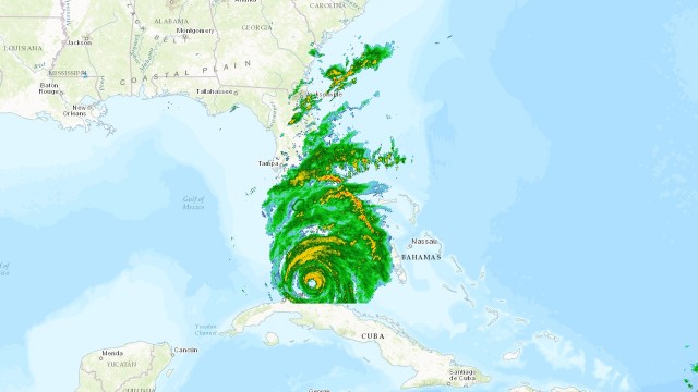 Huragan Irma uderza powoli w południowo-wschodnie wybrzeże Stanów Zjednoczonych. Jeśli nie dostosowałeś się do nakazu ewakuacji, możesz być zdany tylko na siebie - informują służby tych mieszkańców południowej Florydy, którzy postanowili zostać w swoich domach.