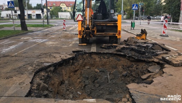 Do późnego popołudnia w niedzielę mieszkańcy dwóch budynków przy ulicy Narutowicza w Szczecinie nie będą mieć wody w kranach. W nocy pękła tam rura wodociągowa.