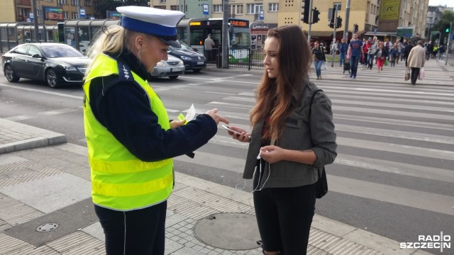 Nie patrz w ekran telefonu. Patrz na drogę - pod takim hasłem szczecińscy policjanci rozdawali pieszym ulotki i elementy odblaskowe. Akcja odbyła się we wtorek rano przy Bramie Portowej w Szczecinie.