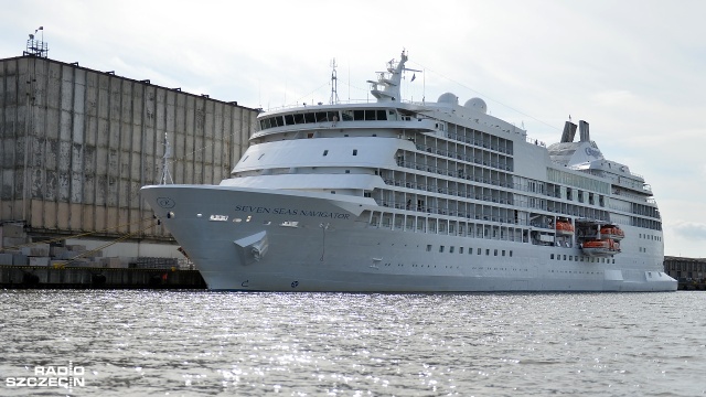 Seven Seas Navigator zawitał do Szczecina - ten ponad 170-metrowy wycieczkowiec cumuje w porcie nieopodal wyspy Grodzkiej.