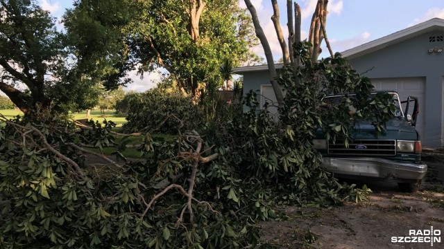 Część amerykańskiej Florydy po przejściu huraganu Irma w dalszym ciągu jest odcięta od świata. Kilka milionów ludzi nie ma prądu i nie ma internetu. W wielu miejscach zaczynają jednak powoli działać telefony komórkowe. W Tampie na Florydzie jest korespondent Radia Szczecin - Jan Pachlowski.