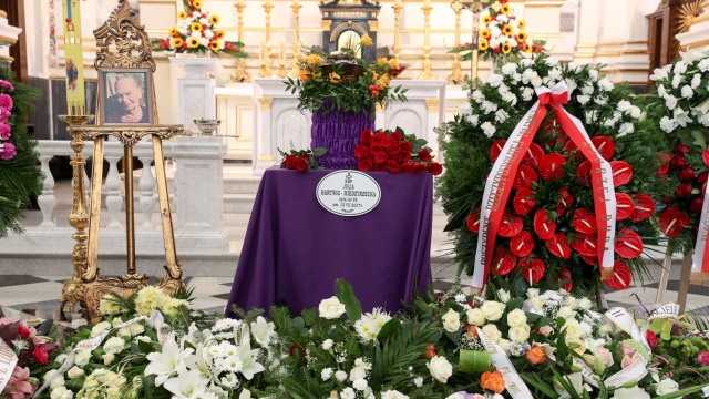 Na Starych Powązkach w Warszawie trwają uroczystości pogrzebowe Julii Hartwig.