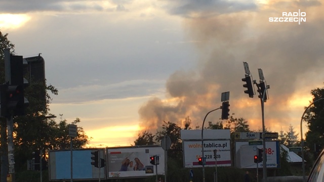 Doszczętnie spaliła się altanka na ogródkach działkowych przy ulicy Derdowskiego w Szczecinie. Nikomu nic się nie stało, pożar ugasiły dwa zastępy straży pożarnej.