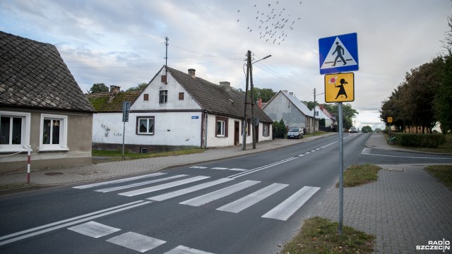 Chcieli mieć sygnalizację świetlną przy przejściu dla pieszych, a dostali nowe znaki drogowe. Tak kończą się zmagania uczniów z Widuchowej w powiecie gryfińskim o bezpieczniejszą drogę do szkoły.