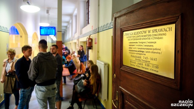 Ponad ćwierć miliona ukraińskich pracowników polskich firm płaci w Polsce składki na ubezpieczenie społeczne. Obywatele Ukrainy kupują w naszym kraju mieszkania i domy oraz posyłają dzieci do polskich szkół. To oznacza, że przyszłość swoją i swoich rodzin wiążą z naszym krajem. O tym czy Ukraińców w Polsce czekają problemy, czy wyzwania rozmawiali goście audycji Radio Szczecin na Wieczór.