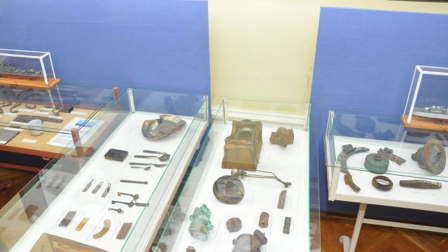 Pamiątki z zatopionych w 1939 roku okrętów wojennych Wicher i Gryf można oglądać w Muzeum Oręża Polskiego w Kołobrzegu.