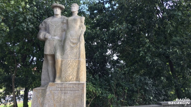 Każdy szczecinianin zna pomnik Anny Jagiellonki i Bogusława X usytuowany przy Zamku Książąt Pomorskich. Współautorką monumentalnej rzeźby jest Leonia Chmielnik - obchodzi w tym roku jubileusz 50-lecia pracy artystycznej. Swoje prace prezentuje na wystawie w Galerii Gotyckiej Zamku.