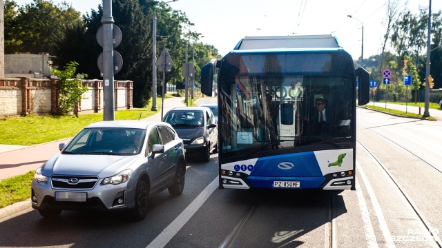 Na bardzo krótkiej trasie ulicami Szczecina przejechały we wtorek dwa elektryczne autobusy. Był to element warsztatów poświęconych realizacji ogólnopolskiego programu e-Bus.