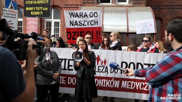 Przed sądem rejonowym w Białogardzie od godziny 13 trwa rozprawa dotycząca ograniczenia praw rodzicielskich pary, która w piątek zabrała ze szpitala swoją nowonarodzona córkę.