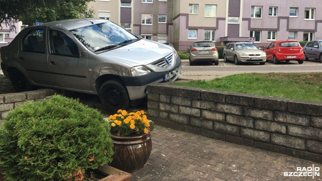 To był niebezpieczny manewr na osiedlu na Prawobrzeżu - ale na szczęście nikomu nic się nie stało. Choć, o mały włos, w jeden ze sklepów przy ul. Brązowej wjechałby kierowca osobowego auta.