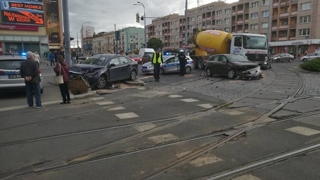 Dwa samochody osobowe zderzyły się na placu Rodła w Szczecinie. Do wypadku doszło w środę po godzinie 15.