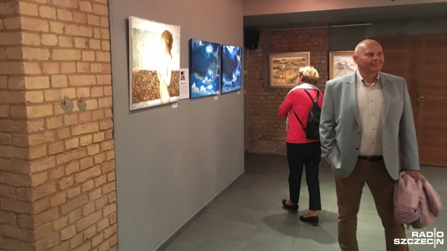 Wystawę Morskie inspiracje 2017 można oglądać od środy w Galerii Kapitańskiej w Szczecinie. Obrazy, które znalazły się na ekspozycji, to efekt pracy 13 artystów z całego kraju na Ogólnopolskich Spotkaniach Twórców Malarstwa Współczesnego w Międzyzdrojach.