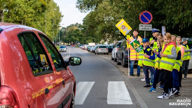 Policjanci szczecińskiej drogówki przy współpracy z uczniami Szkoły Podstawowej nr 37 podpowiadali w czwartek kierowcom, rowerzystom i pieszym jak trzeba się zachować na drogach.