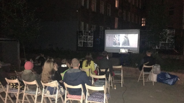 Były wygodne siedzenia, duży ekran, na nim wyświetlany film, a nawet popcorn - a wszystko to w podwórku kwartału numer 40 w centrum Szczecina.