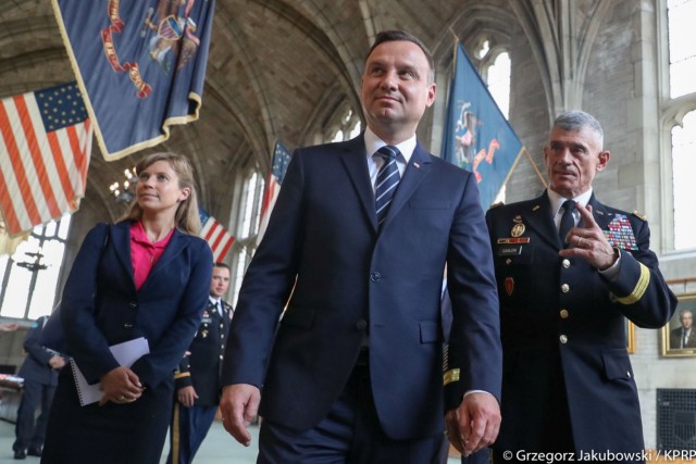Szef gabinetu prezydenta Krzysztof Szczerski uznał wizytę Andrzeja Dudy w Stanach Zjednoczonych za bardzo udaną. Według ministra, prezydentowi udało się osiągnąć swoje cele we wszystkich obszarach: na forum ONZ, spotkaniu z biznesmenami, w relacjach z Polonią oraz w wymiarze bezpieczeństwa narodowego.