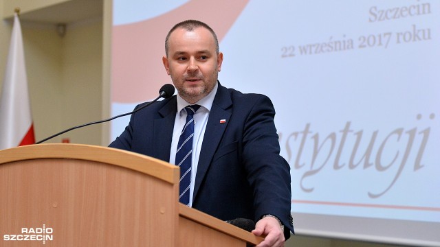 Chcemy aby to ludzie napisali nową konstytucję Polski. A nie jak było to w 1997 roku, gdy dostali do zatwierdzenia podczas referendum gotowy dokument - mówił w Szczecinie Paweł Mucha zastępca szefa Kancelarii Prezydenta RP.
