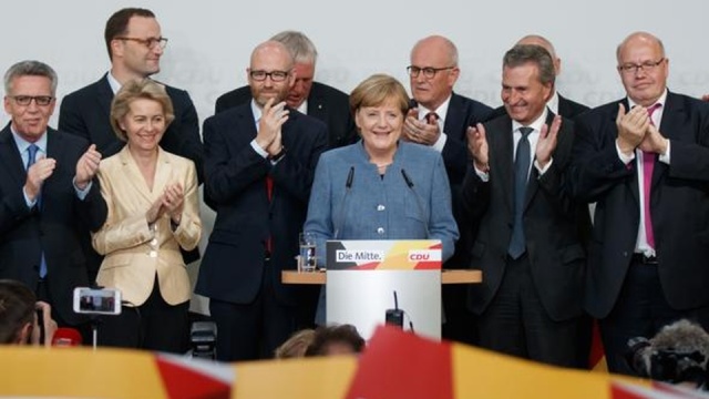 Chadecka CDUCSU zwyciężyła w wyborach parlamentarnych w Niemczech, uzyskując 32,9 proc. poparcia. Na drugim miejscu znalazła się socjaldemokratyczna SPD z wynikiem 20,8 proc., a na trzecim nowe ugrupowanie w niemieckim parlamencie: antyimigracyjna i eurosceptyczna AfD, z 13-proc. poparciem. To wstępne wyniki niedzielnych wyborów do Bundestagu.