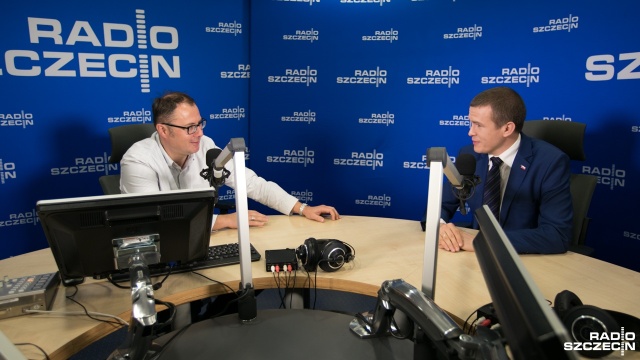 OSA to program kierowany również do najbiedniejszych gmin - zapewnia minister sportu i turystyki. Witold Bańka mówił w Rozmowach pod krawatem o ogłoszonym niedawno pomyśle, czyli budowie trzech tysięcy miejsc z infrastrukturą sportową dla amatorów.