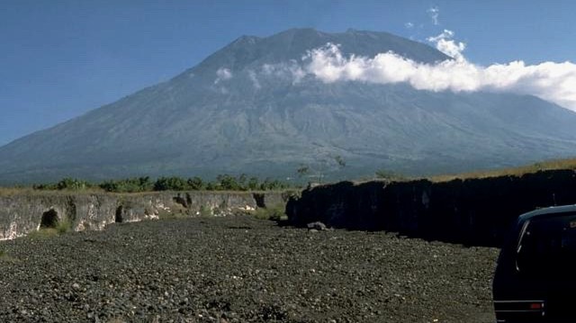 Coraz więcej państw odradza swoim obywatelom podróże na indonezyjską wyspę Bali, gdzie może dojść do erupcji wulkanu. Z zagrożonych terenów ewakuowano już ponad 50 tysięcy osób. Bali to wyspa, którą co roku odwiedza ponad siedem milionów turystów.