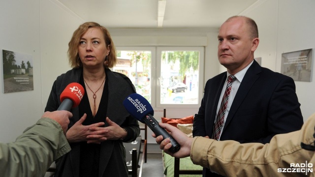 Prezydent Szczecina odwiedził artystkę, a była to wizyta z podtekstami. Bo Hanna Gill-Piątek zamieszkała w kontenerze w centrum miasta, aby zaprotestować przeciwko pomysłowi radnej Małgorzaty Jacyny-Witt - wysiedlenia śródmiejskiej patologii do kontenerów.