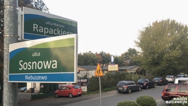 W zaniedbanym miejscu przy skrzyżowaniu ulic Mariana Rapackiego i Sosnowej na szczecińskim Niebuszewie ma powstać parking. Uchwałę dotyczącą przygotowania dokumentacji projektowej w tej sprawie przyjęła rada osiedla.