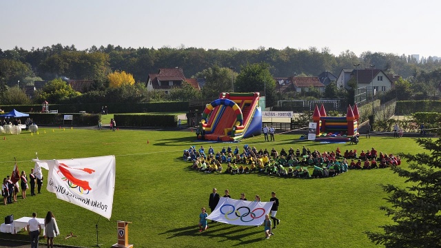 Szkoła Podstawowa nr 16 przy ulicy Chobolańskiej ma nowego patrona. Zostali nim Szczecińscy Olimpijczycy. Z tej okazji szkoła otrzymała nowy sztandar, a uczniowie, rodzice i nauczyciele wzięli udział w rodzinnym festynie, oczywiście z udziałem olimpijczyków.
