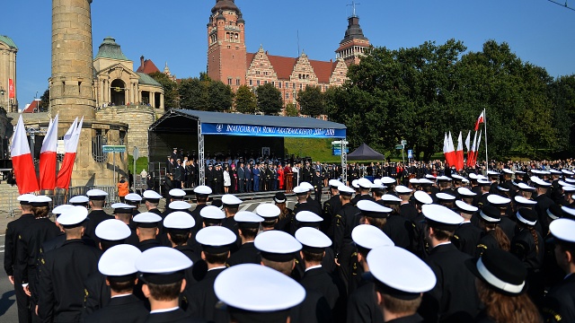 3500 studentów Akademii Morskiej w Szczecinie rozpoczęło uroczyście rok akademicki. Była defilada na Wałach Chrobrego, najzdolniejszym studentom wręczono nagrody.