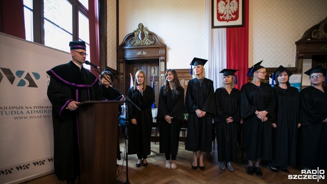 Wyższa Szkoła Administracji Publicznej w Szczecinie rozpoczęła rok akademicki. Podczas inauguracji, która odbyła się w sobotę po południu, indeksy odebrało 50 studentów pierwszego roku.