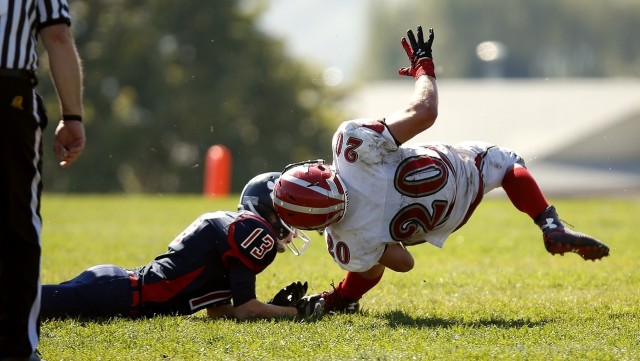 Zaostrza się konflikt między środowiskiem futbolistów amerykańskich z ligi NFL a Donaldem Trumpem. Podczas publicznego wystąpienia prezydent USA skrytykował graczy, którzy wykorzystują hymn narodowy do protestów przeciwko nierówności społecznej i przemocy policji w stosunku do Afroamerykanów. Z kolei zawodnicy zarzucają Trumpowi, że w taki sposób kwestionuje wolność słowa i gwałci zasady konstytucji USA.