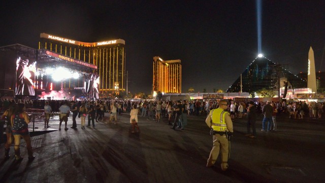 To największa w historii masowa strzelanina w Stanach Zjednoczonych - donoszą amerykańskie media. W Las Vegas sprawca otworzył ogień do uczestników festiwalu muzyki country, który odbywał się na miejscowym deptaku. Według ostatnich informacji, zginęło co najmniej 50 osób, a ponad 400 zostało rannych.