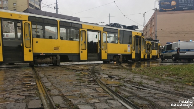 Tramwaj linii nr 12 wypadł z szyn na placu Rodła w Szczecinie. Do zdarzenia doszło w poniedziałek po południu.