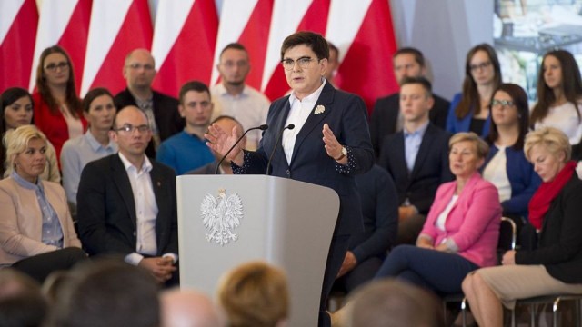 Od niedzieli kobiety mogą przechodzić na emeryturę w wieku 60 lat, a mężczyźni - 65.