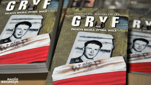 Promocja książki Gryf. Pałacyk Michla. Żytnia. Wola Jarosława Wróblewskiego odbyła się w czwartek wieczorem w studiu S1 Radia Szczecin. To historia generała Janusza Brochwicz-Lewińskiego, ps. Gryf.
