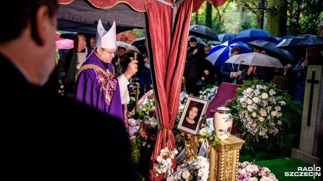 Rodzina, bliscy, współpracownicy i przedstawiciele władz pożegnali w czwartek Marię Bartczak. Dyrektor TVP3 Szczecin zmarła w ubiegłym tygodniu. Miała 56 lat. Uroczystości pogrzebowe odbyły się po południu na szczecińskim Cmentarzu Centralnym.