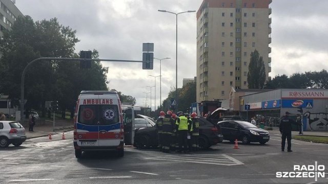 Groźna kolizja na skrzyżowaniu ul. Witkiewicza i Santockiej. Zderzyły się tam dwa samochody osobowe Volkswagen i Porsche.