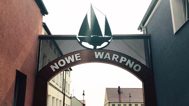 Ma nieco ponad tysiąc mieszkańców i jest czwartym najmniejszym miastem w Polsce. Z trzech stron otoczone wodą - to miejsce idealne na weekendowy wypoczynek. Dlatego w sobotnie popołudnie odwiedzimy Nowe Warpno z naszym wozem transmisyjnym.