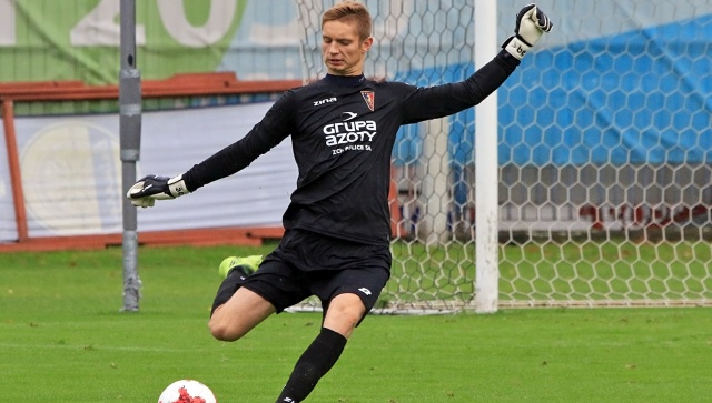 Gra z pierwszym zespołem to żaden stres, a od starszych kolegów nie czuję się gorszy - tak mówi młody bramkarz Pogoni Szczecin. 18-letni Daniel Kusztan zagrał w sobotnim meczu sparingowym z Chrobrym Głogów.