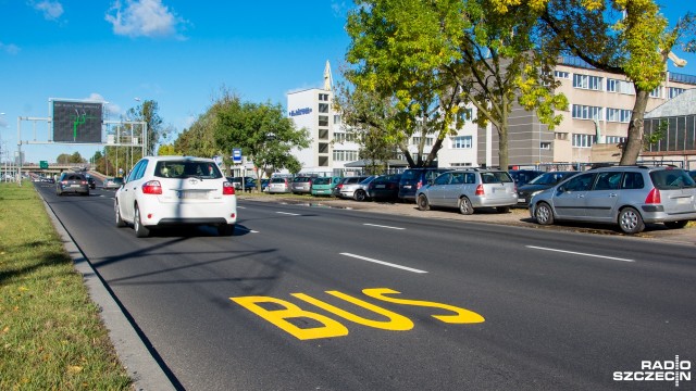 Ruch pojazdów uprzywilejowanych na bus pasie w ciągu ulicy Gdańskiej w Szczecinie, zacznie obowiązywać w poniedziałek od godzin popołudniowych.