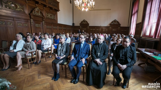 Mówienie o zwolnieniach wśród nauczycieli jest dalece przedwczesne - uważa Zachodniopomorski Kurator Oświaty Magdalena Zarębska-Kulesza. Odniosła się ona tym samym do opublikowanej przez ZNP informacji dotyczącej liczby zwolnień w związku z wprowadzeniem reformy oświaty.