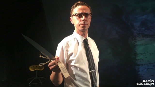 Spektakl kalifornia nieśmiertelni Justyny Litkowskiej to niezwykła, oparta na faktach opowieść o polskich celebrytach lat 60-tych. Bohaterowie to Roman Polański, Krzysztof Komeda i Marek Hłasko, którzy jadą z komunistycznej Polski do Hollywood, gdzie świat jest zupełnie inny niż ten, który znają.