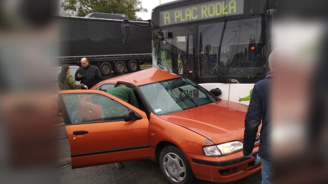 Samochód osobowy zderzył się z autobusem linii A na ulicy Kanał Parnicki w Szczecinie. Do wypadku doszło we wtorek przed godziną 16. Jedna osoba została poszkodowana.