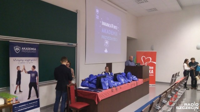 Akademia Przyszłości w Szczecinie zainaugurowała we wtorek kolejny rok akademicki. To już XV edycja programu, w ramach którego wolontariusze pomagają dzieciom w odrabianiu lekcji, a także w pokonywaniu słabości.
