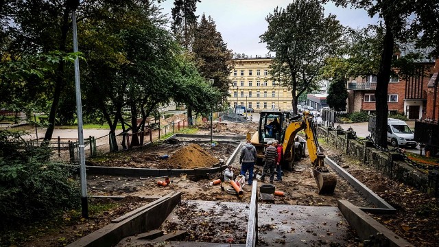 Trwa kolejny etap przebudowy parku im. Stanisława Nadratowskiego przy ulicy Malczewskiego w Szczecinie.
