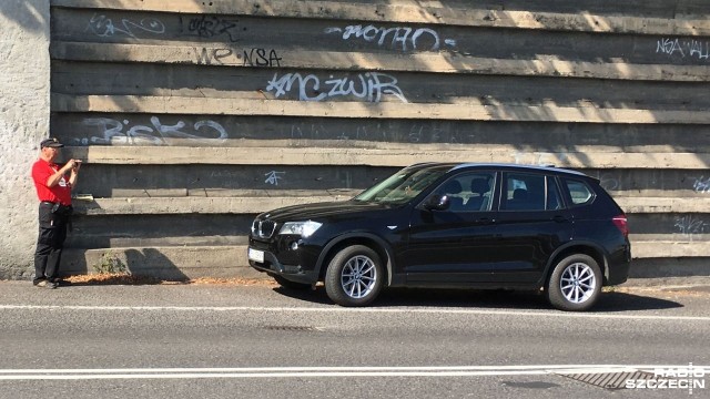 Inspektorzy Szczecińskiej Strefy Płatnego Parkowania nie będą pobierać opłat od kierowców, którzy parkują w miejscach niewyznaczonych - zapowiedział w środę, w audycji interwencyjnej Radia Szczecin Czas Reakcji rzecznik spółki NiOL, która zarządza szczecińska strefą. To skutek uchwały Naczelnego Sądu Administracyjnego sprzed dwóch dni.