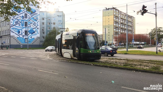 Wiatr uszkodził sieć trakcyjną w okolicach Placu Rodła w Szczecinie. Zablokowany jest ruch linii 1, 5, 7, 8 i 11.
