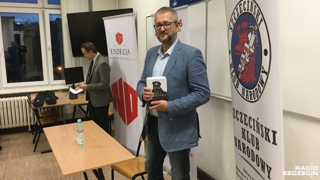 Kult marszałka Piłsudskiego w Polsce zabija nasz republikanizm - tak mówił w czwartek w Szczecinie publicysta Rafał Ziemkiewicz. Na spotkaniu z czytelnikami promował swoją książkę pod tytułem Złowrogi cień Marszałka, w której krytykuje kult Piłsudskiego.