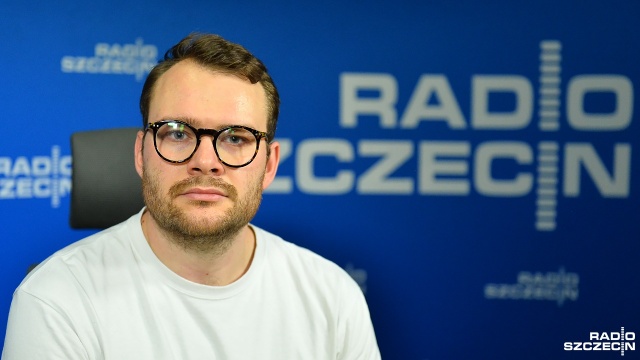 Dom na Odrze powstanie, ale trudno dziś przewidzieć datę - mówił w Rozmowach pod krawatem Patryk Paluszek, z fundacji Na Odrze, pomysłodawca budowy pływającego domu i współtwórca sąsiedzkiego ogrodu kultury.