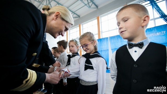 Przyszli marynarze zostali w piątek oficjalnie pasowani na pierwszoklasistę.