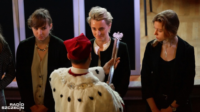 Występ chóru, wręczenie odznaczeń wykładowcom czy wręczenie nagród najlepszym absolwentom. W szczecińskiej Akademii Sztuki zainaugurowano w piątek nowy rok akademicki.