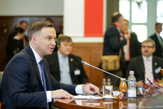 Prezydent Andrzej Duda z okazji obchodzonego 14 października Dnia Nauczyciela podziękował pedagogom za ich wysiłek w przekazywaniu wiedzy i wychowywaniu młodzieży.